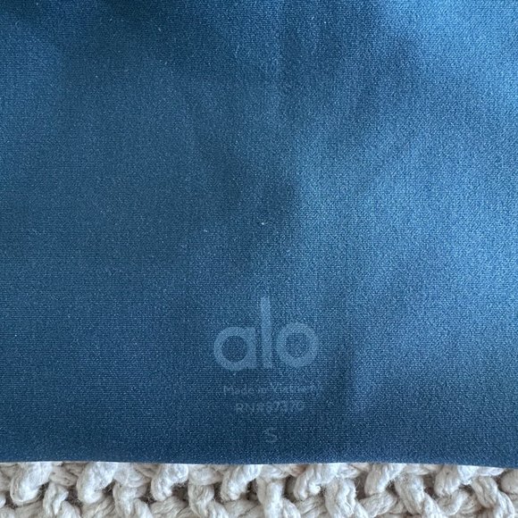 ALO Set - Lavish Bra & 7/8 High-waist Airlift Legging - Picture 3 of 4